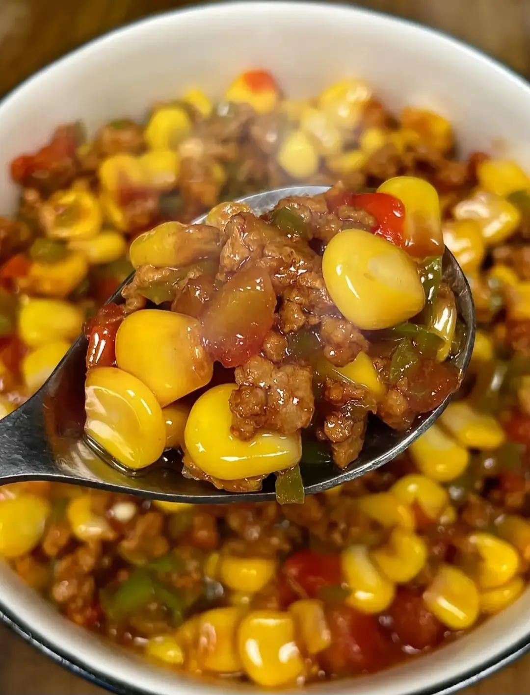 Bắp xào thịt băm đậm đà, ngọt ngào, đầy màu sắc