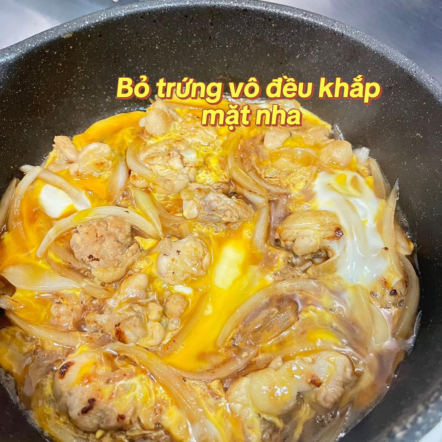 Bát cơm gà trứng thơm ngon đặc biệt