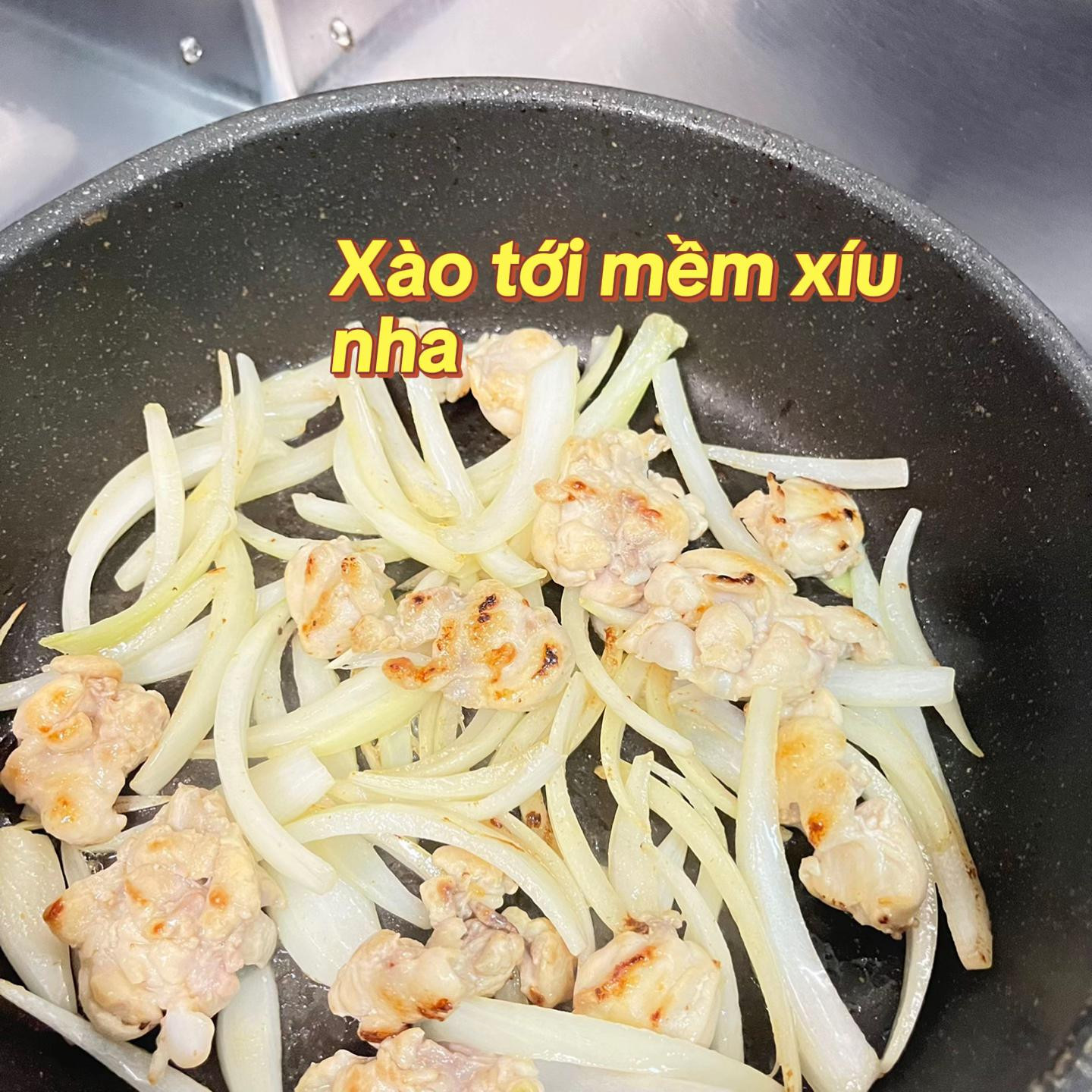 Bát cơm gà trứng thơm ngon đặc biệt