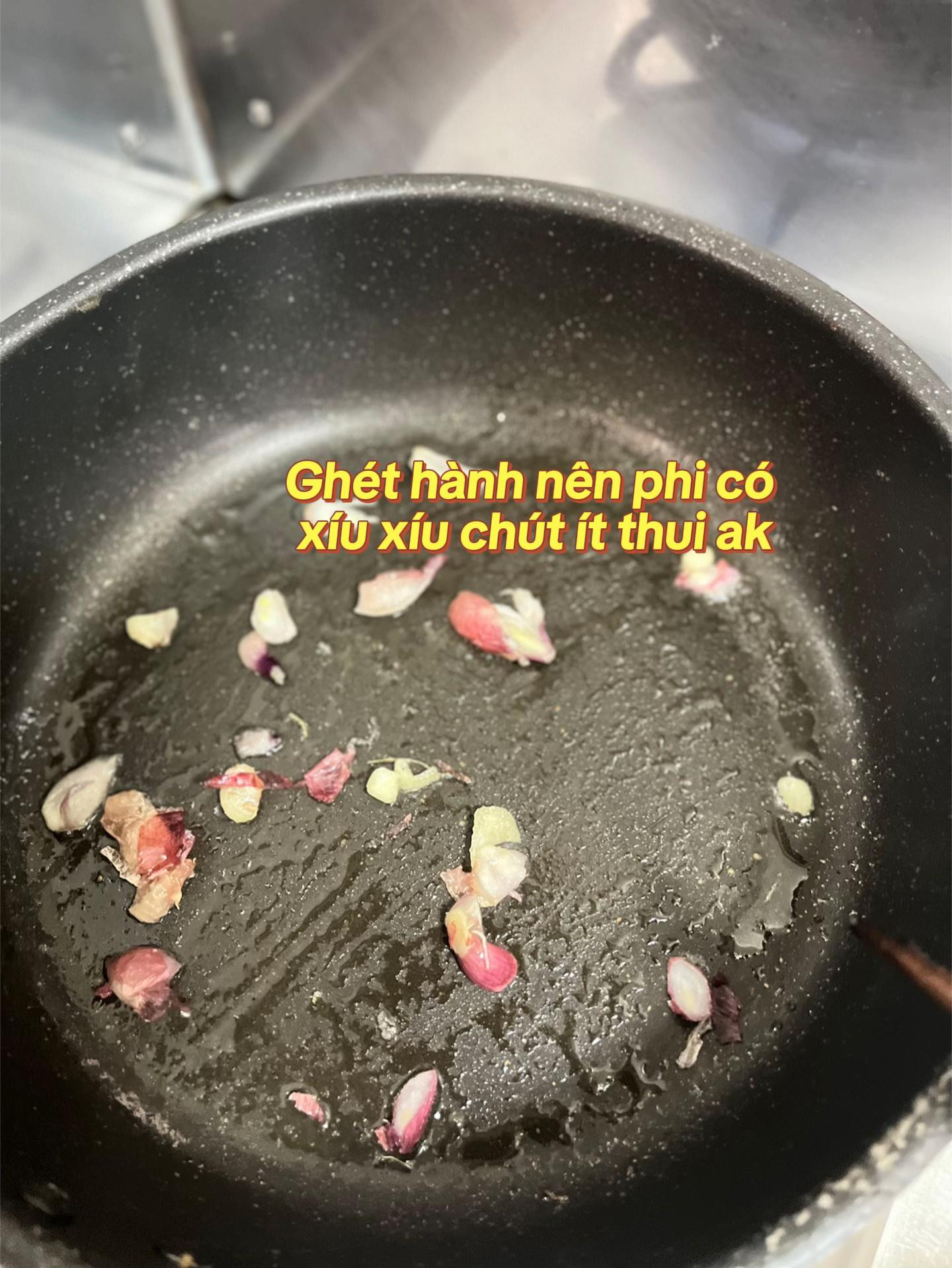 Bữa cơm giản dị: Khổ qua xào trứng, cá hồi nướng