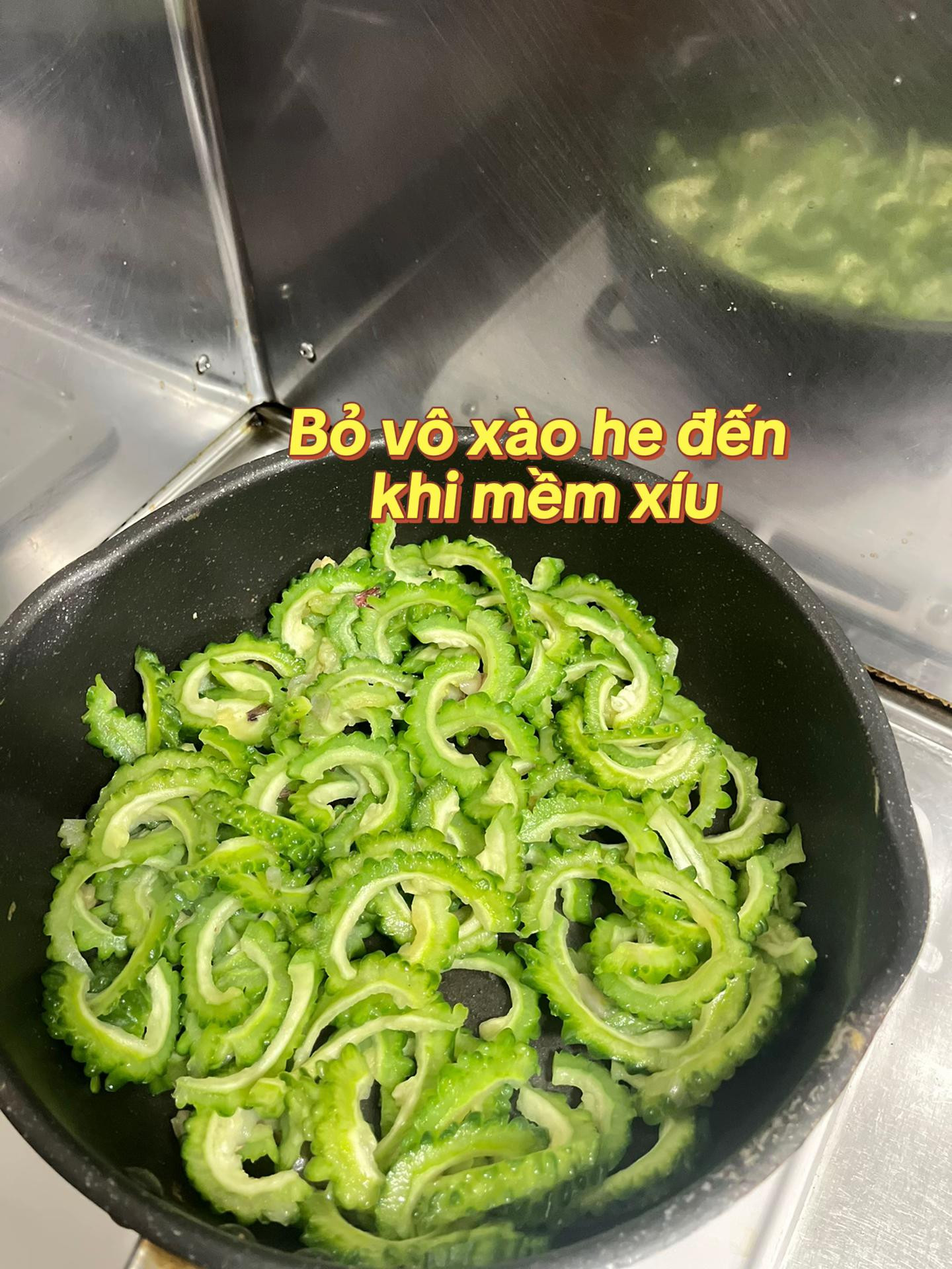 Bữa cơm giản dị: Khổ qua xào trứng, cá hồi nướng