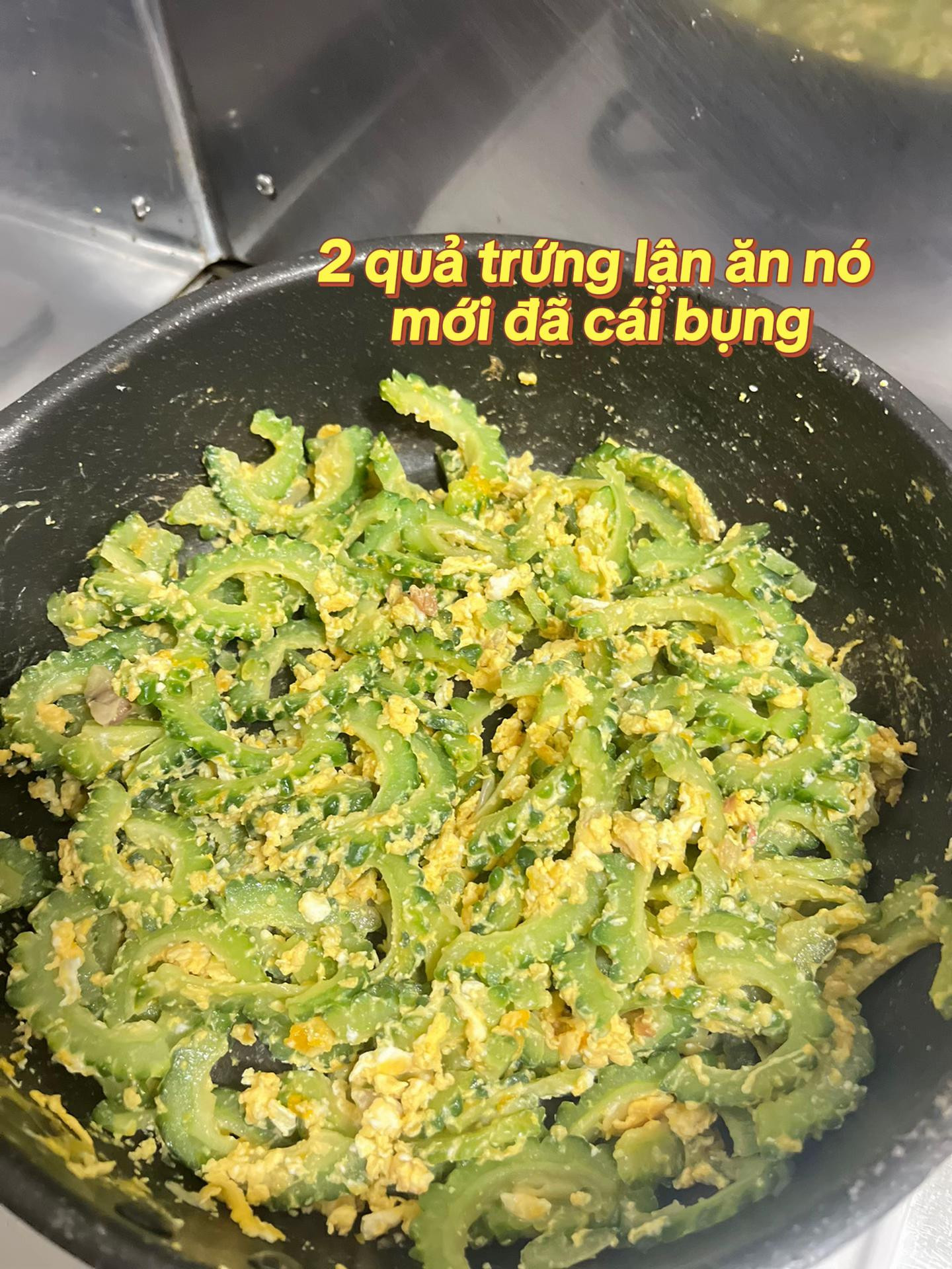 Bữa cơm giản dị: Khổ qua xào trứng, cá hồi nướng