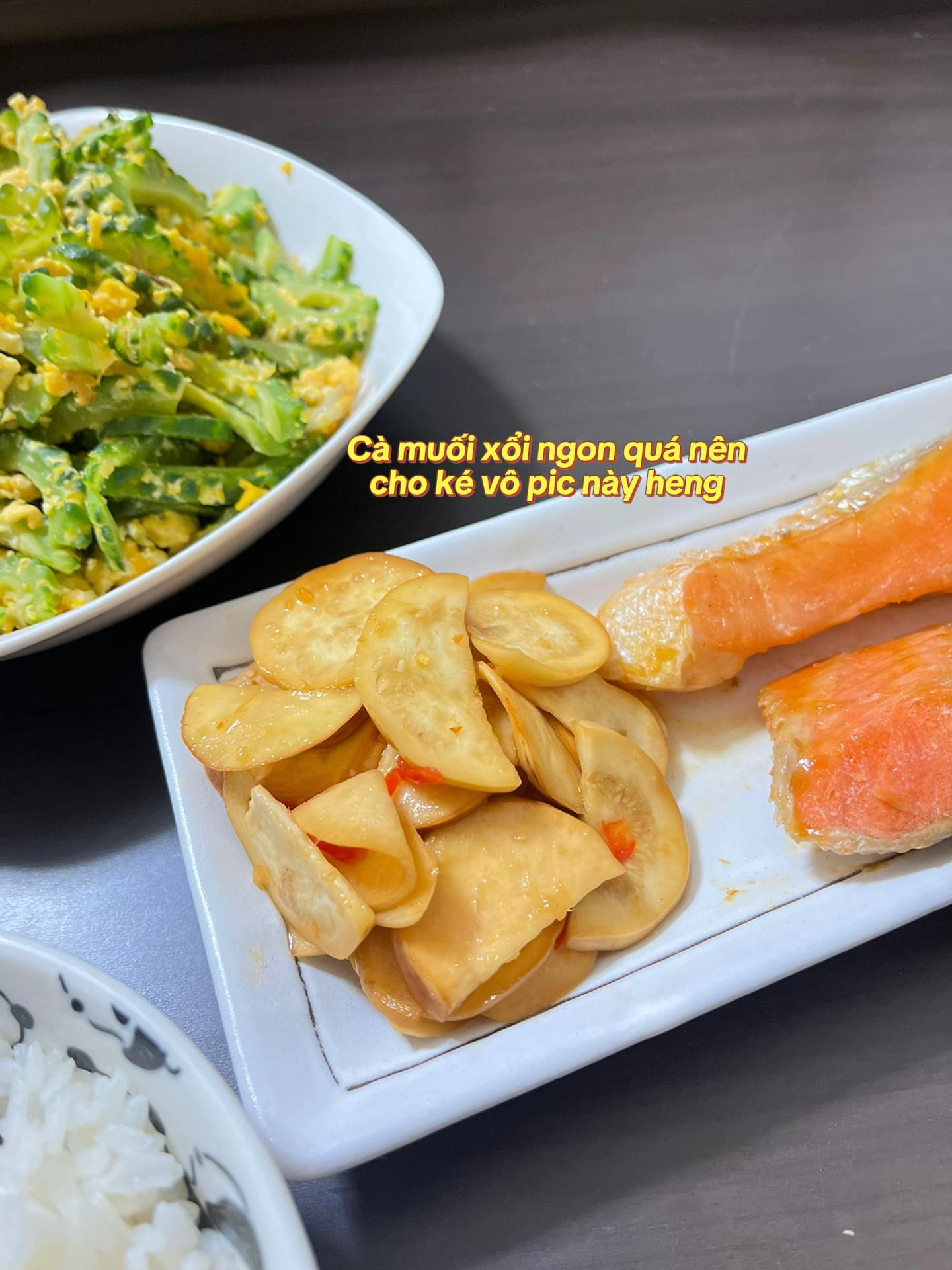 Bữa cơm giản dị: Khổ qua xào trứng, cá hồi nướng