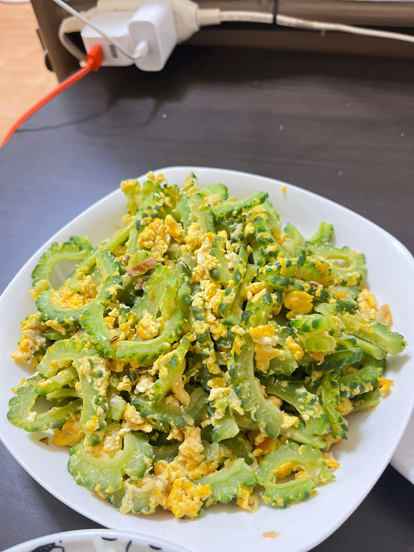 Bữa cơm giản dị: Khổ qua xào trứng, cá hồi nướng