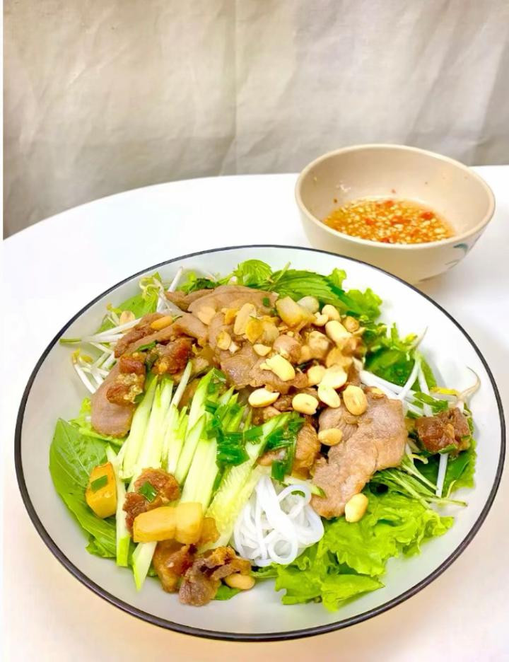 Bún Thịt Xào Giòn Tan, Rau Tươi