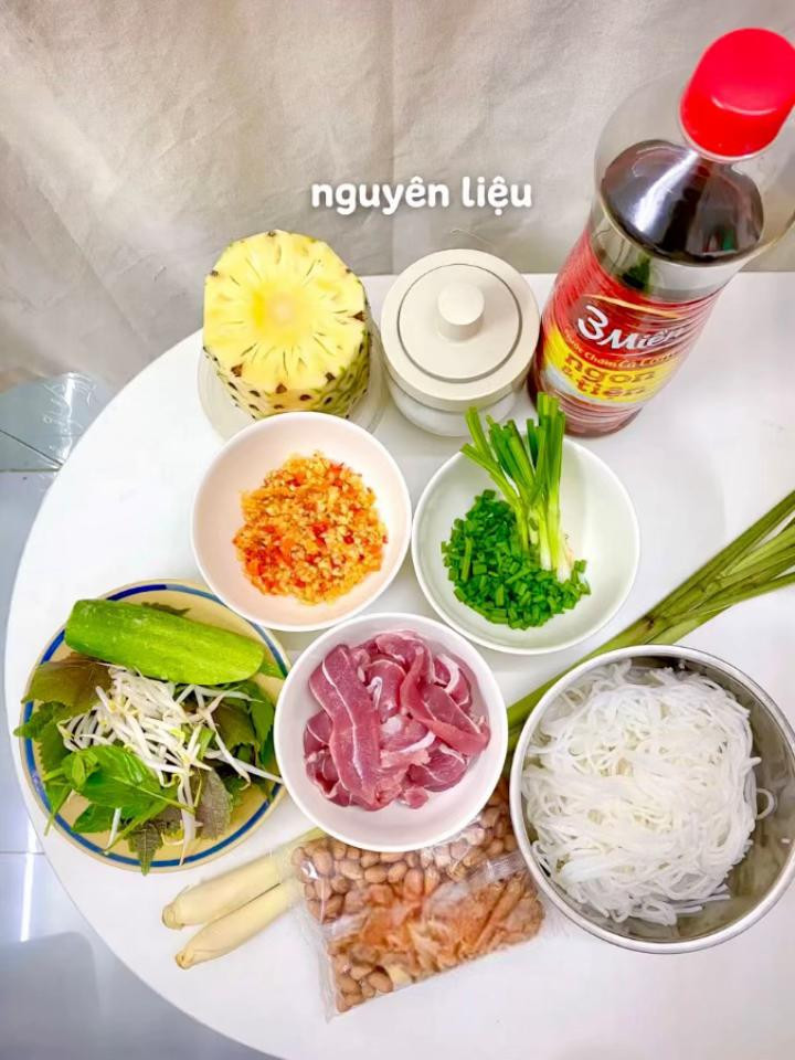 Bún Thịt Xào Giòn Tan, Rau Tươi