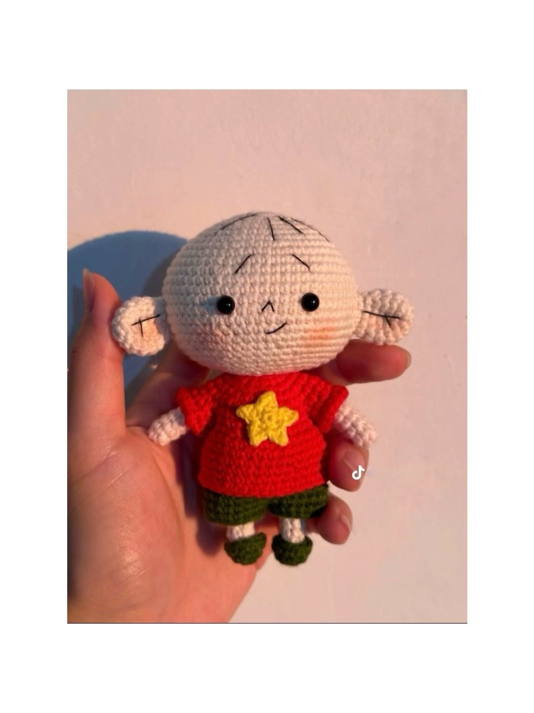 Búp bê móc len dễ thương với áo đỏ và họa tiết ngôi sao