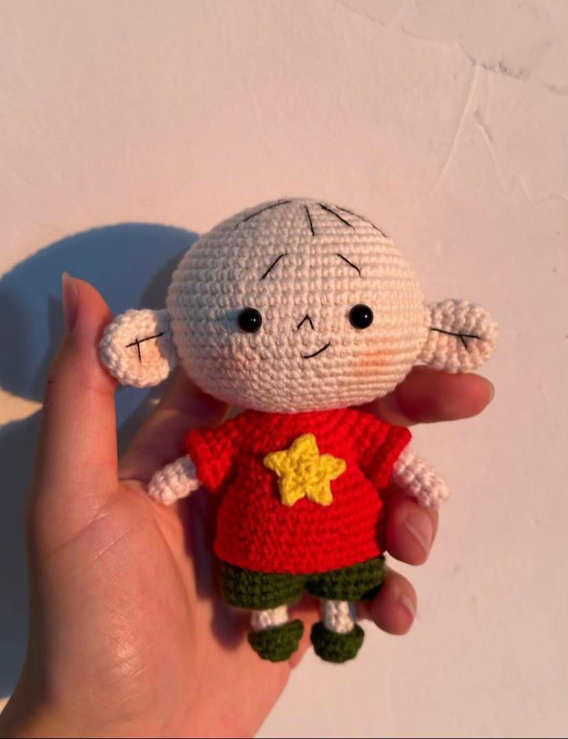 Búp bê móc len dễ thương với áo đỏ và họa tiết ngôi sao