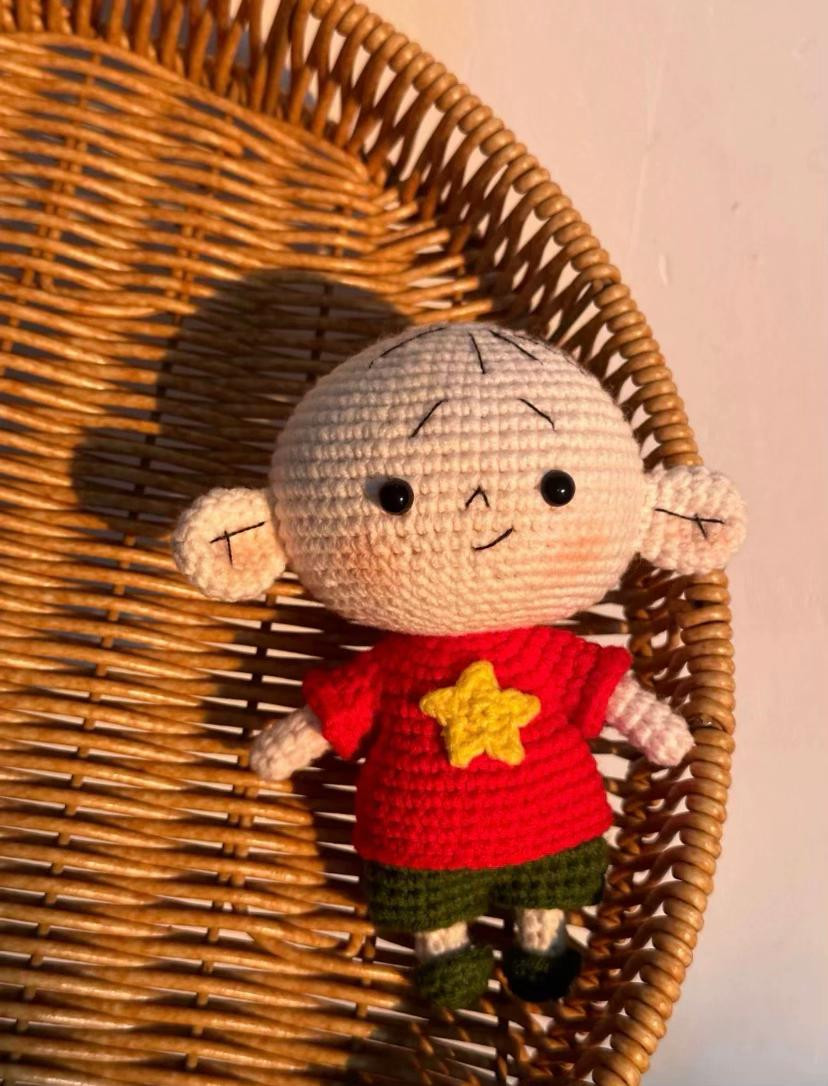 Búp bê móc len dễ thương với áo đỏ và họa tiết ngôi sao