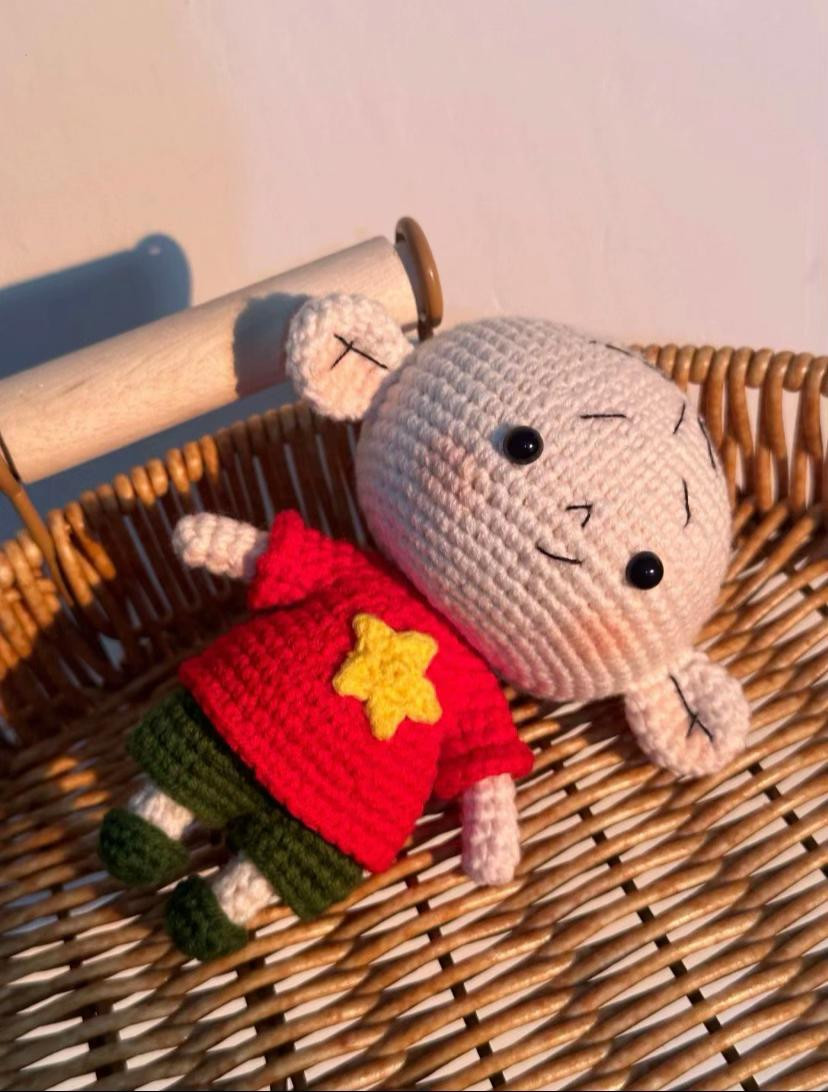 Búp bê móc len dễ thương với áo đỏ và họa tiết ngôi sao