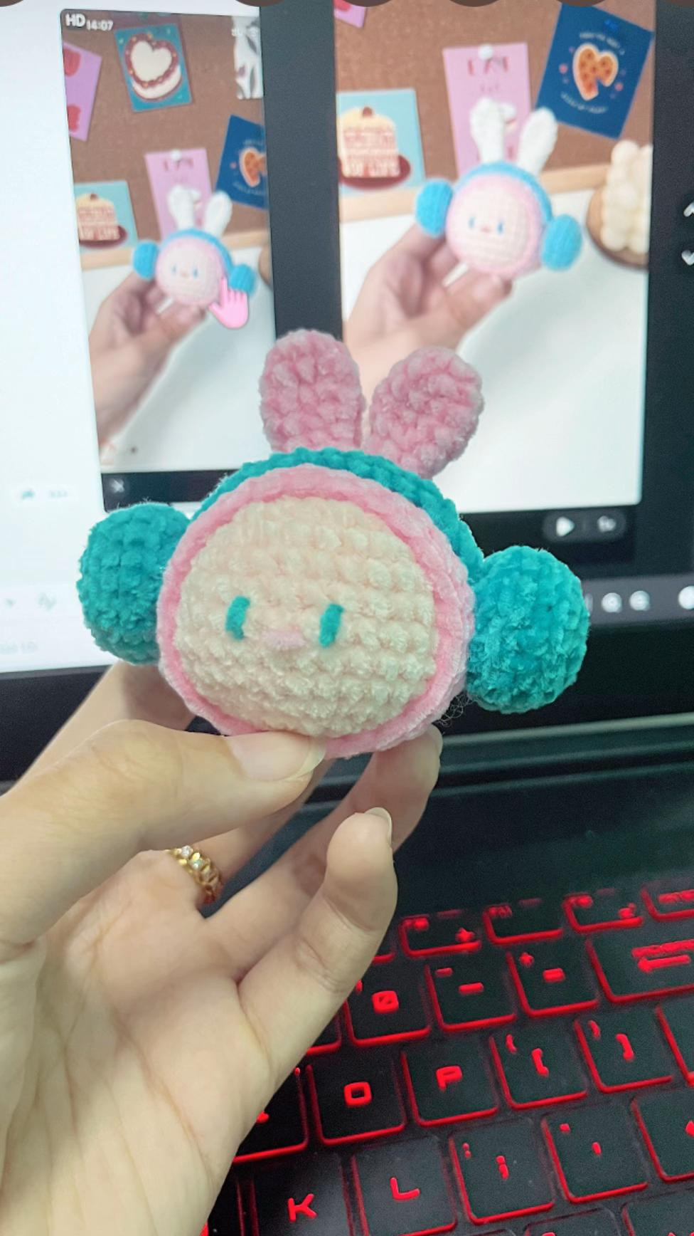 Búp bê móc len hình tròn với tai thỏ dễ thương và tay màu xanh