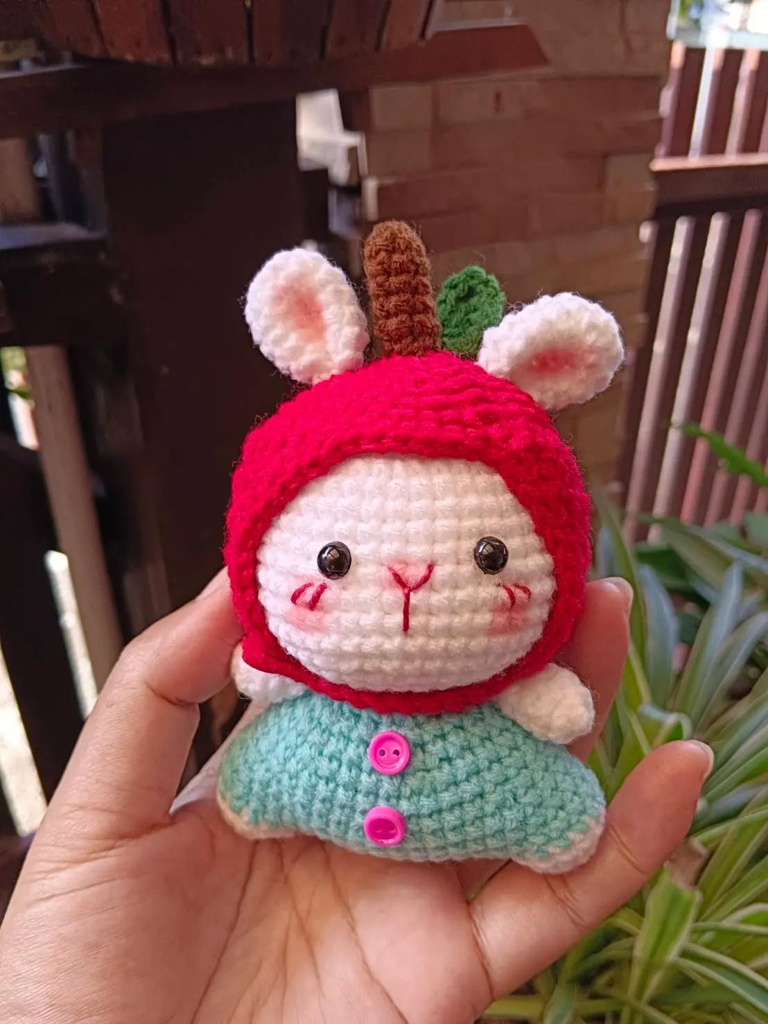 Búp bê thỏ đội mũ táo dễ thương từ len móc