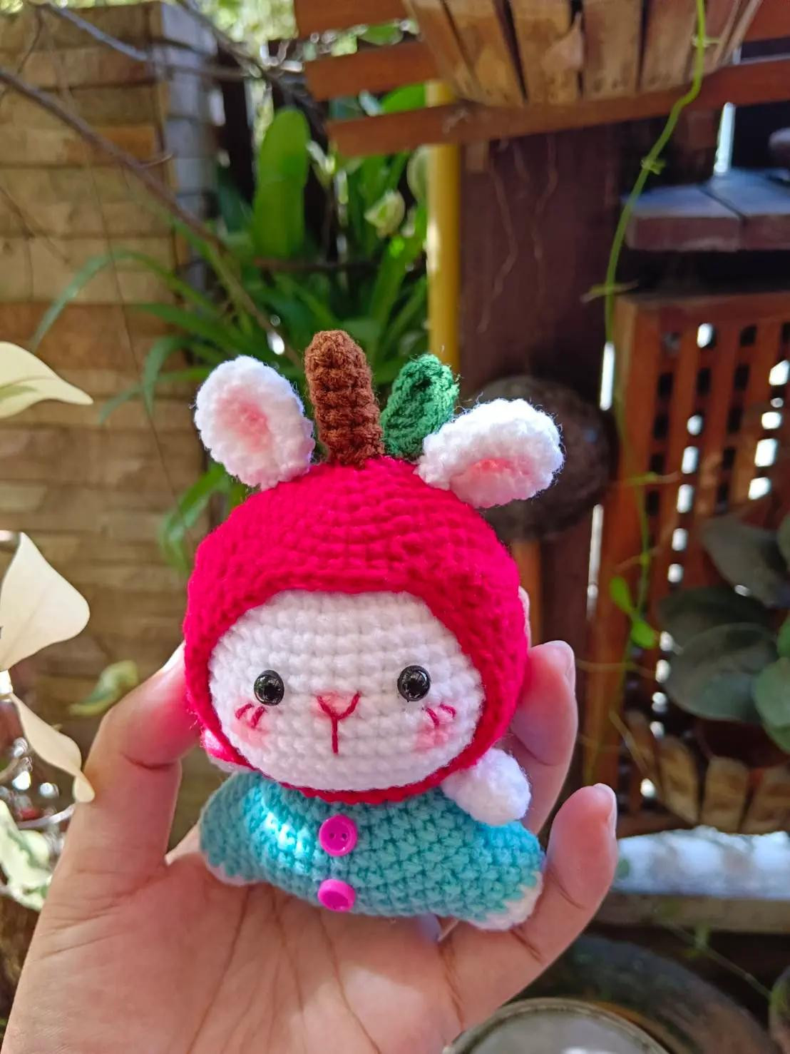 Búp bê thỏ đội mũ táo dễ thương từ len móc