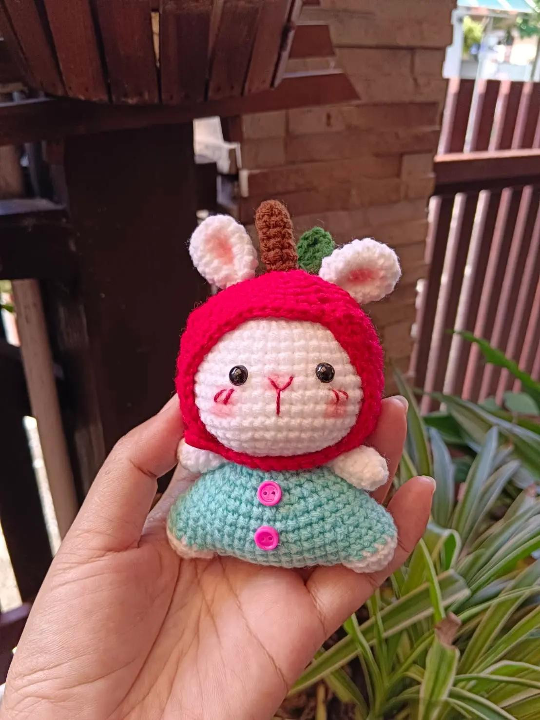 Búp bê thỏ đội mũ táo dễ thương từ len móc