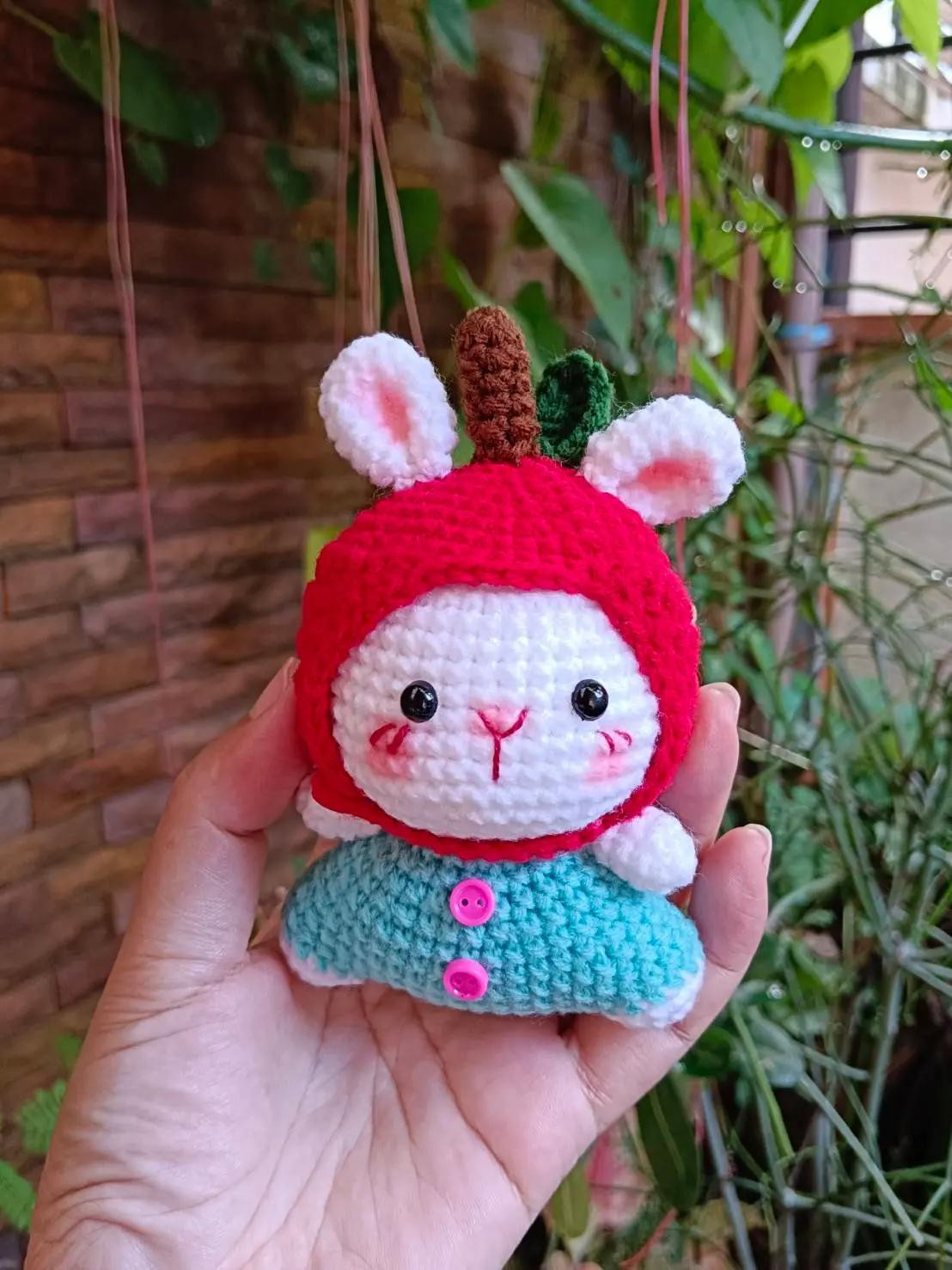 Búp bê thỏ đội mũ táo dễ thương từ len móc