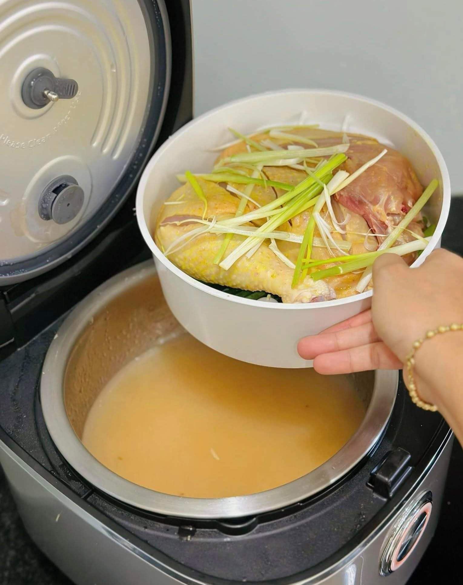 Cách Nấu Cơm Gà Siêu Nhanh Bằng Nồi Cơm Điện