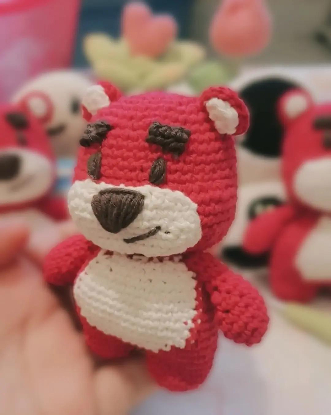Chart móc len gấu đỏ đáng yêu với biểu cảm dễ thương