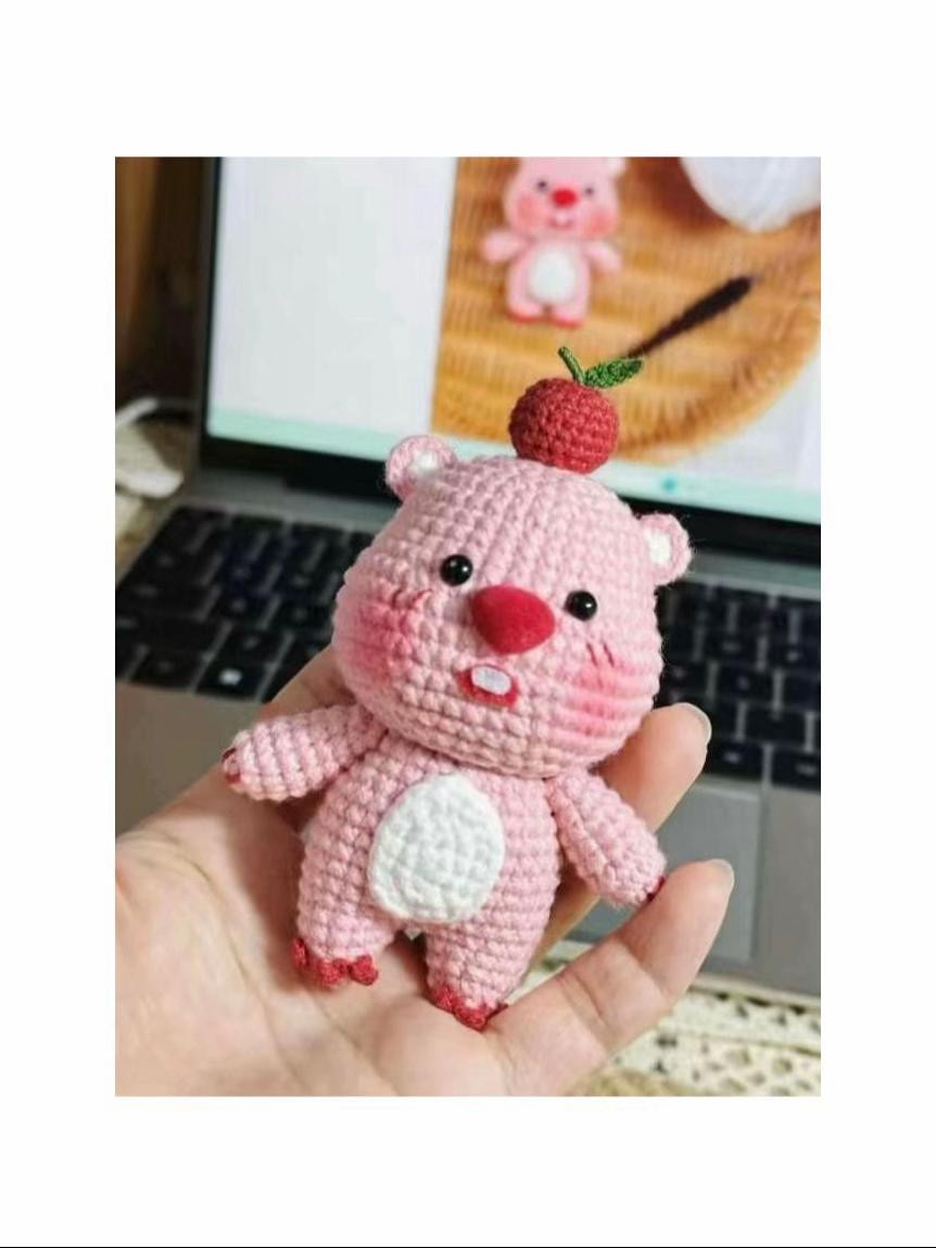 Chart móc len gấu hồng dễ thương với quả dâu trên đầu