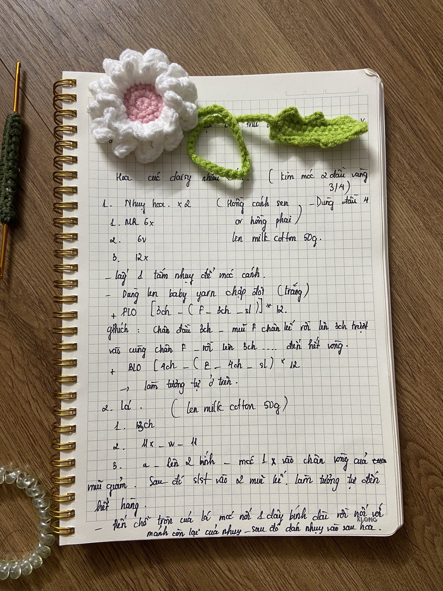 Chart móc len hoa cúc trắng hồng với lá màu xanh