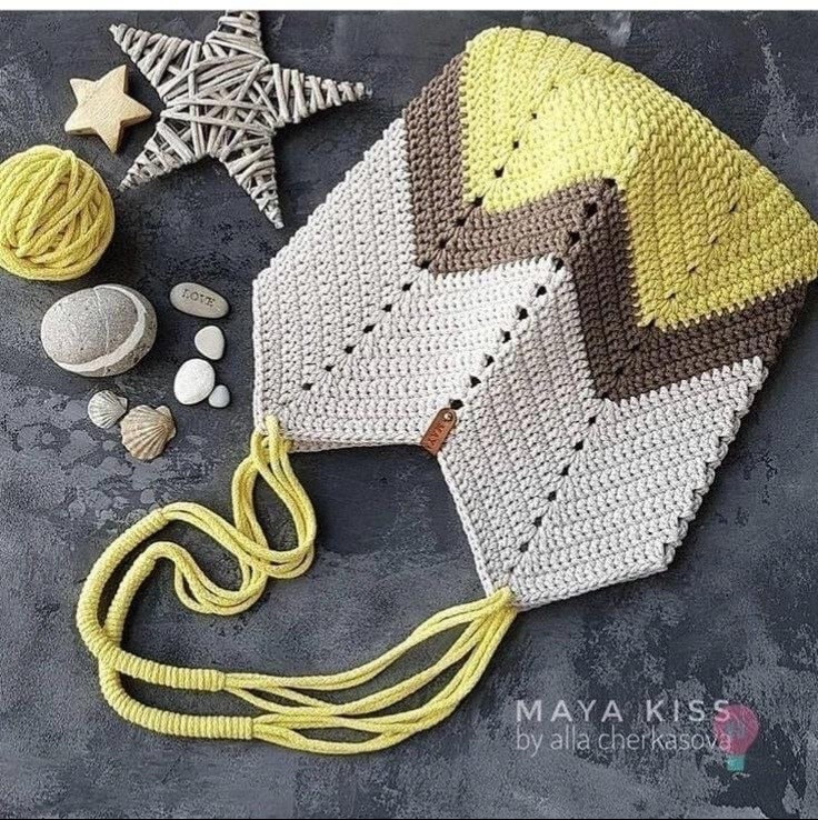 Chic Crochet Tote Bag with Tassel Accent Pattern