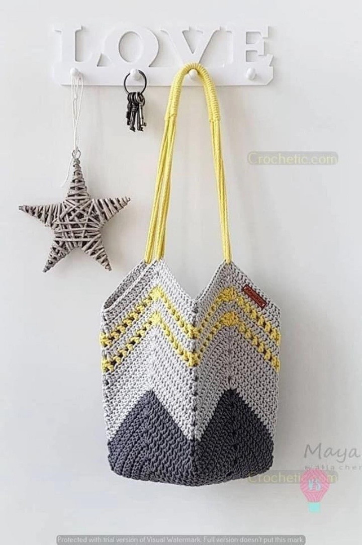 Chic Crochet Tote Bag with Tassel Accent Pattern
