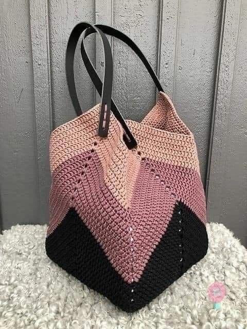 Chic Crochet Tote Bag with Tassel Accent Pattern