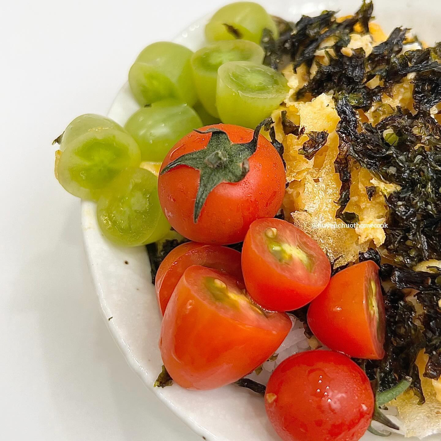 Cơm trứng - cà chua - rong biển