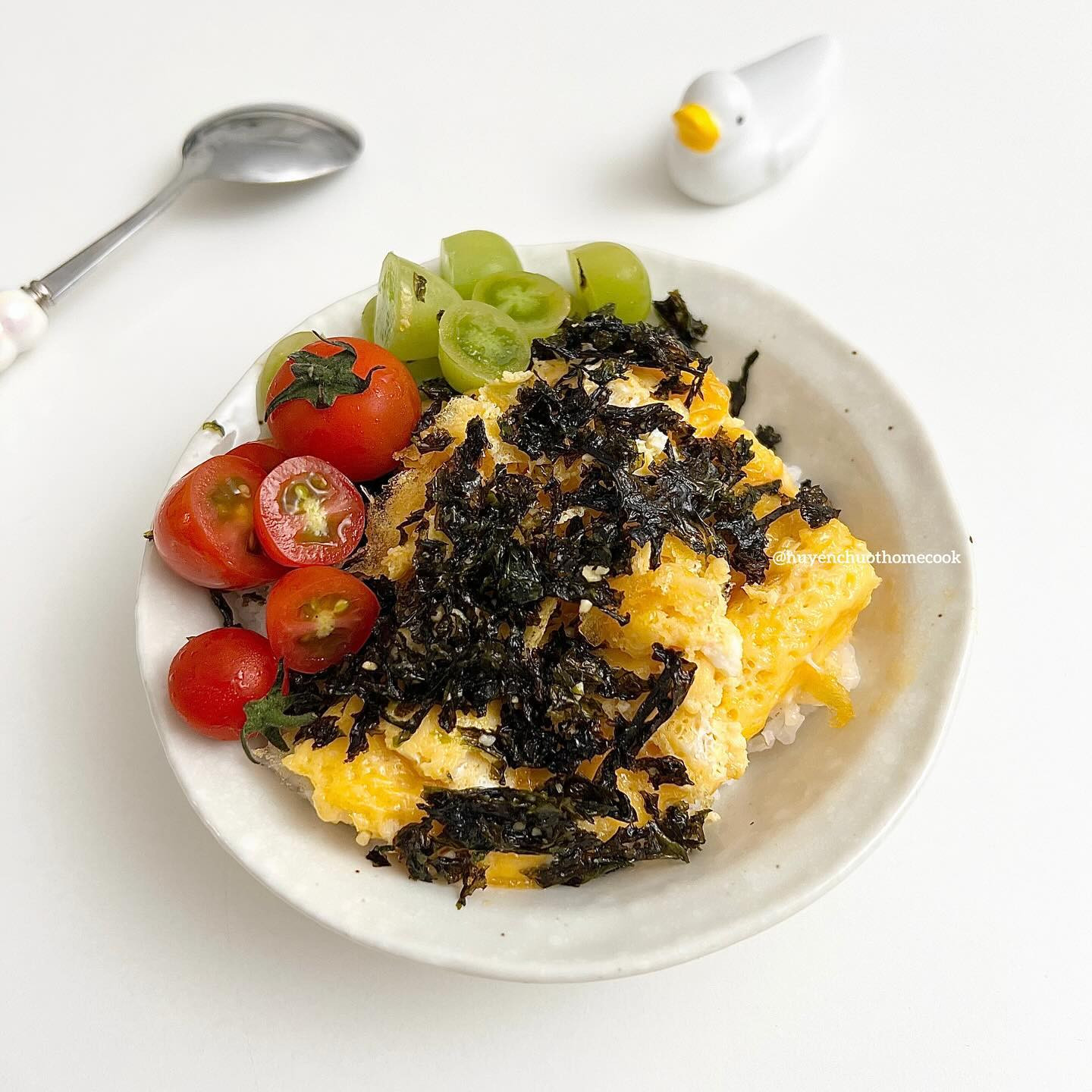 Cơm trứng - cà chua - rong biển
