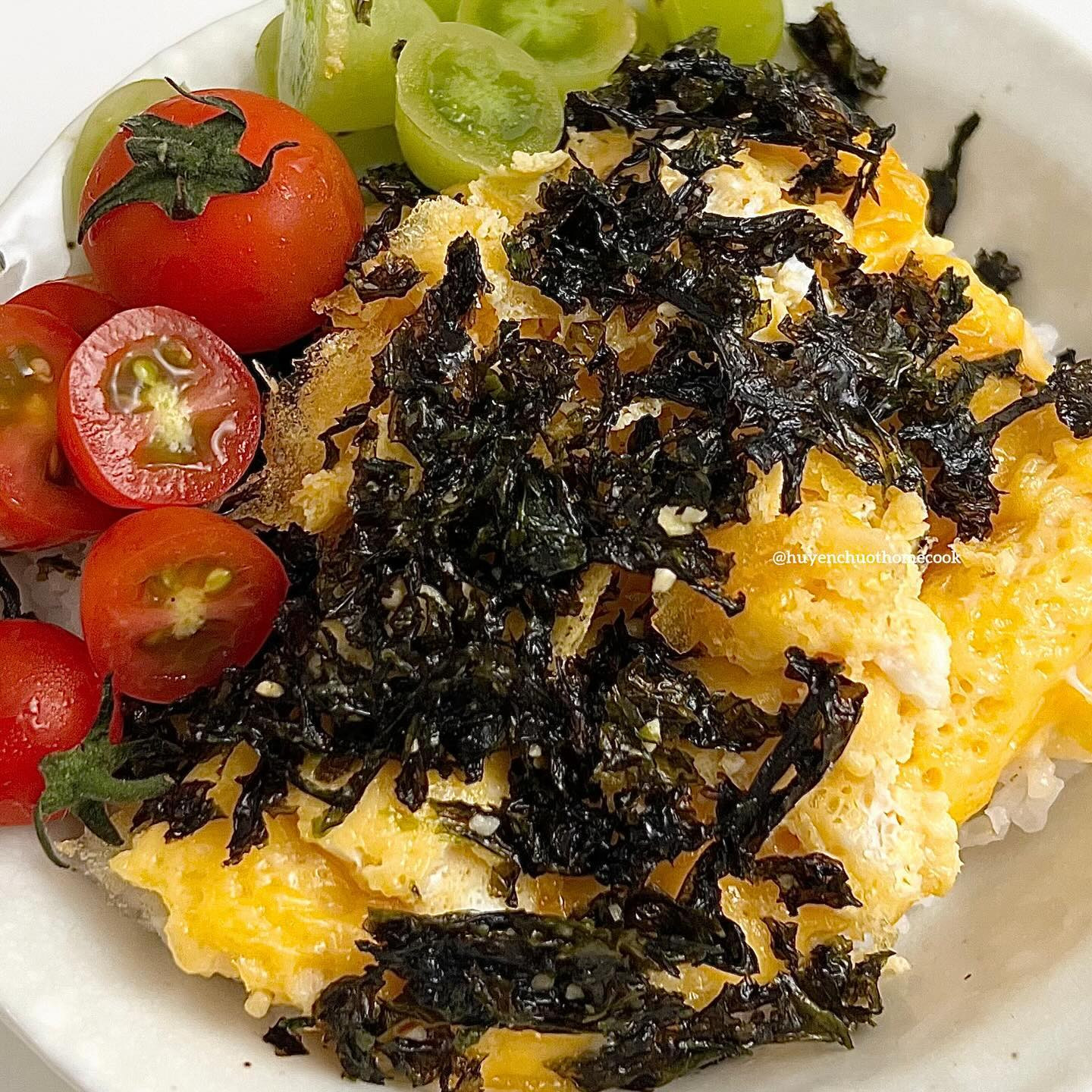 Cơm trứng - cà chua - rong biển