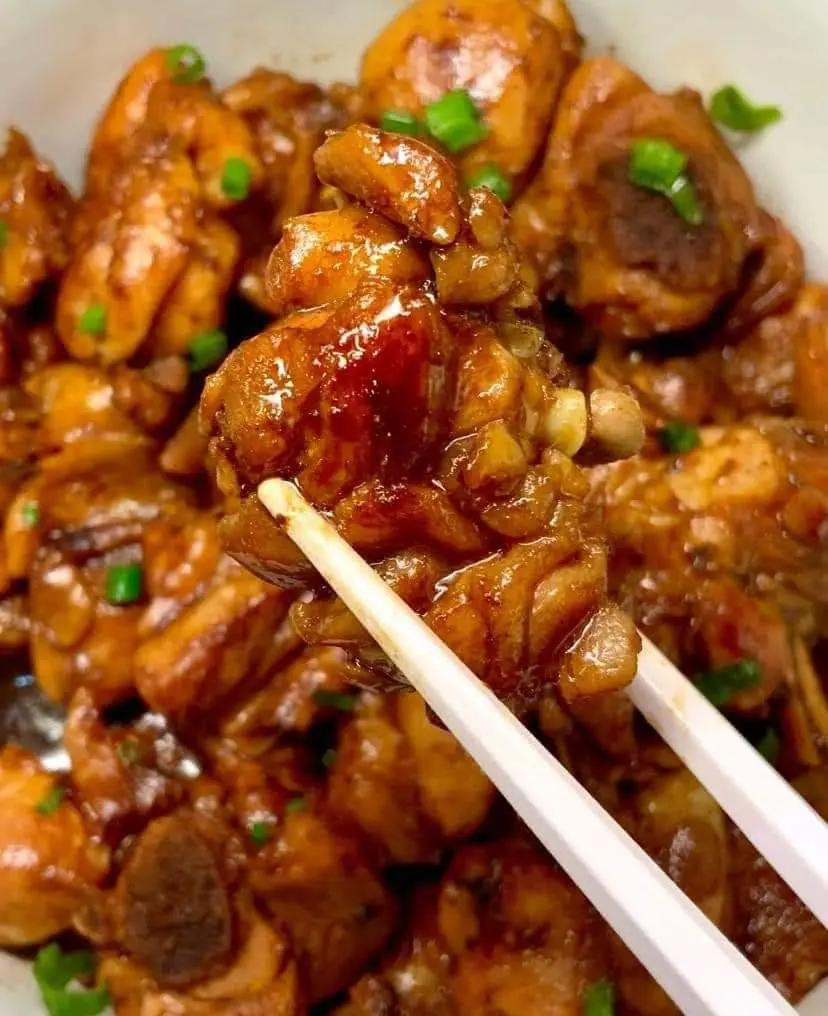 Đùi Gà Xào Hành Lá Đậm Đà Hương Vị Việt