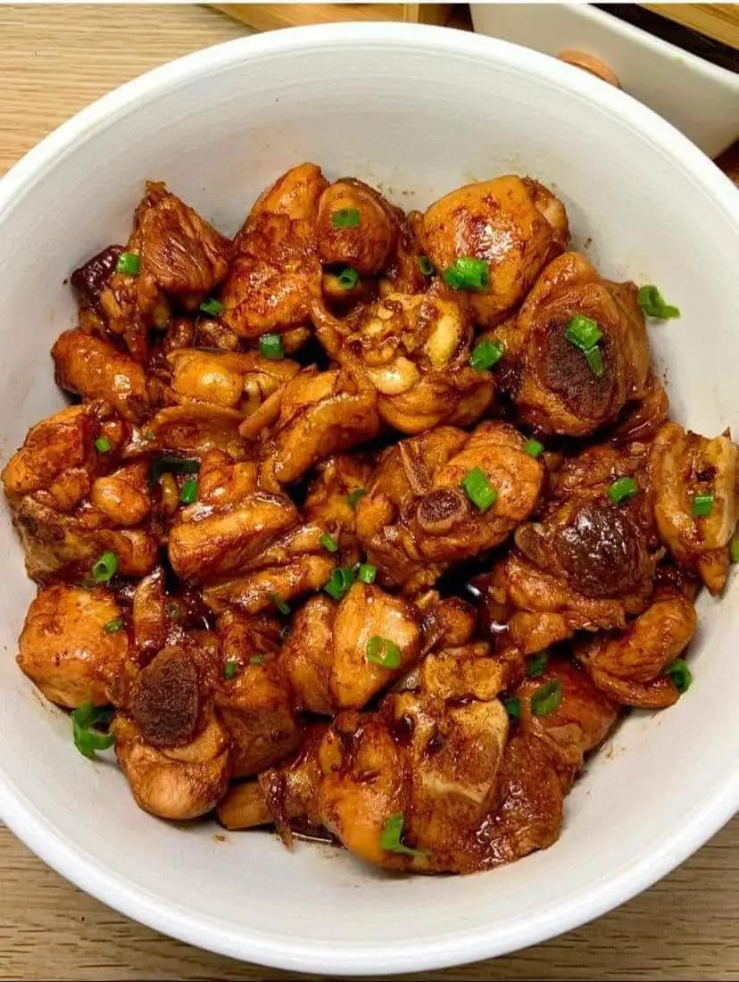 Đùi Gà Xào Hành Lá Đậm Đà Hương Vị Việt