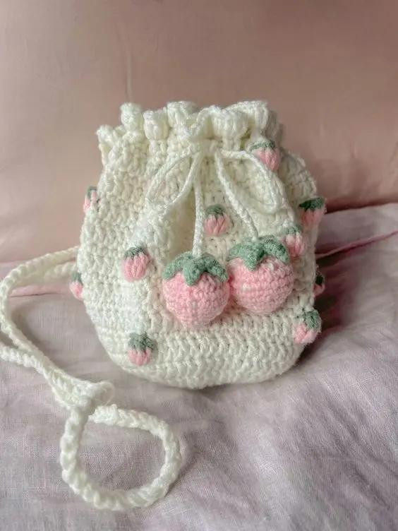Elegant Crochet Bag Pattern with Detailed Stitch Diagram
