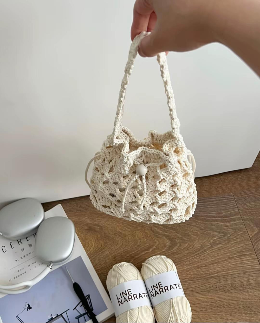 Elegant Crochet Bag Pattern with Simple Yarn and Hook