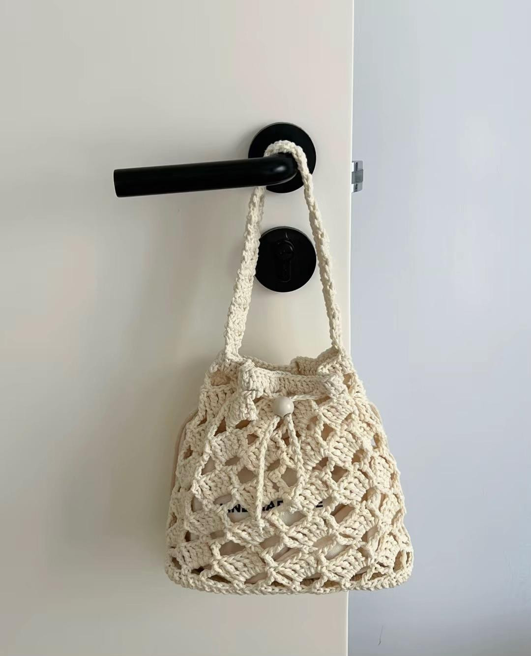 Elegant Crochet Bag Pattern with Simple Yarn and Hook
