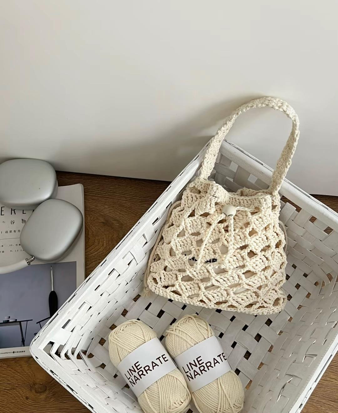 Elegant Crochet Bag Pattern with Simple Yarn and Hook