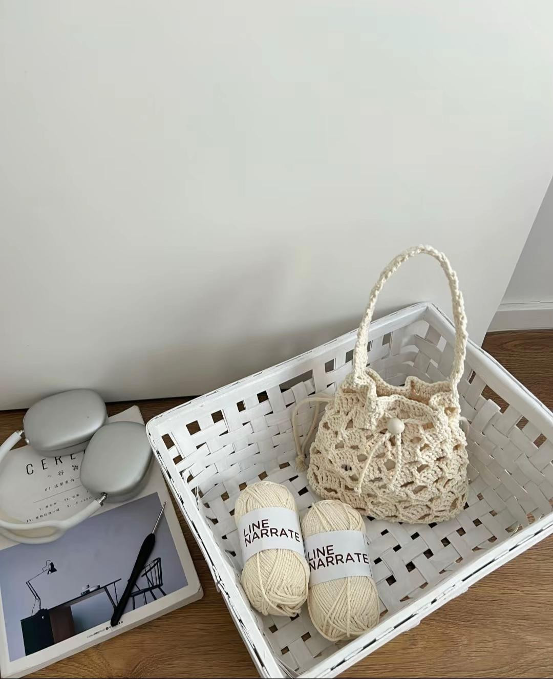 Elegant Crochet Bag Pattern with Simple Yarn and Hook