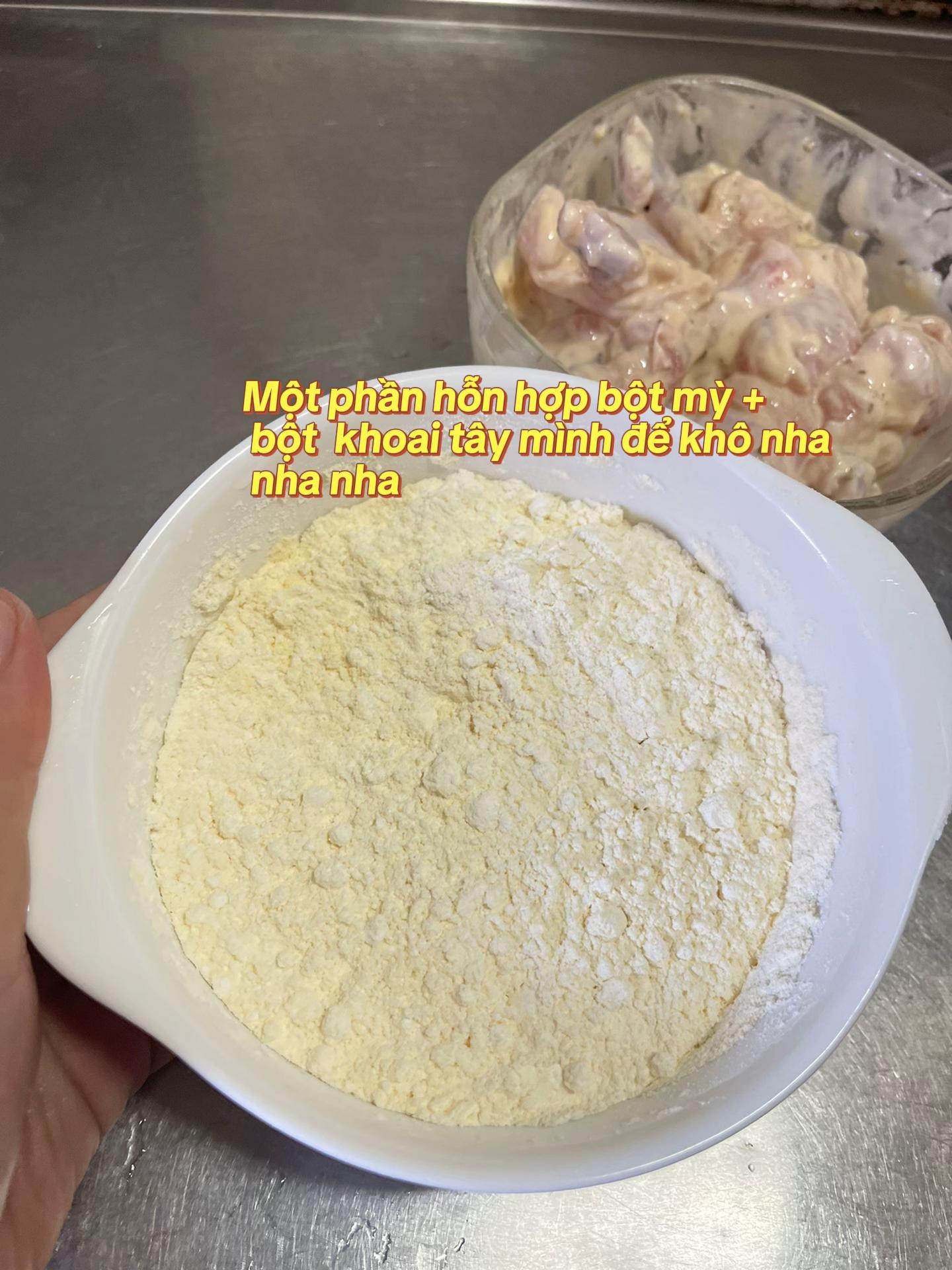 Gà Chiên Giòn Vàng Ruộm Kèm Rau Trộn Hấp Dẫn