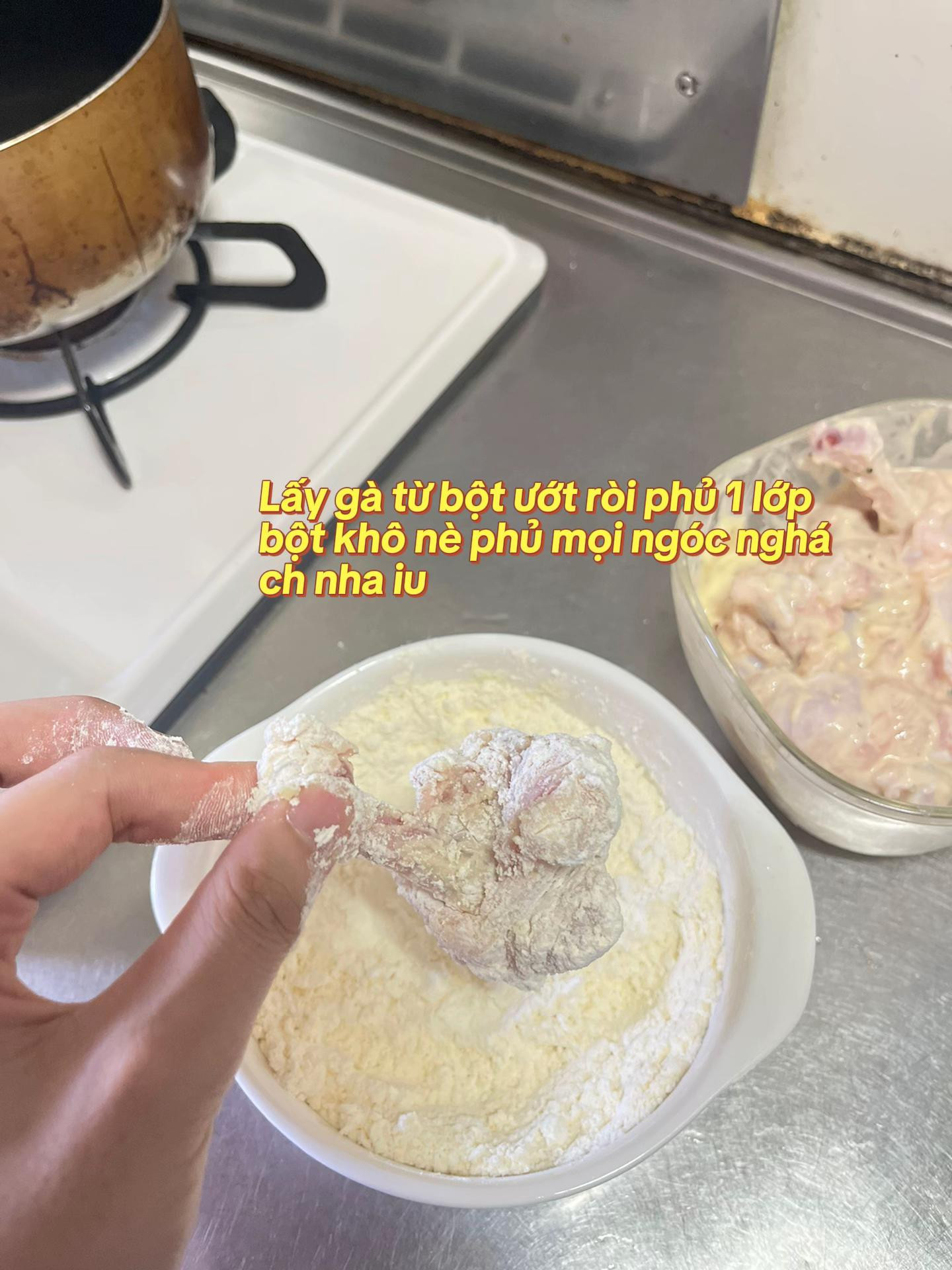 Gà Chiên Giòn Vàng Ruộm Kèm Rau Trộn Hấp Dẫn