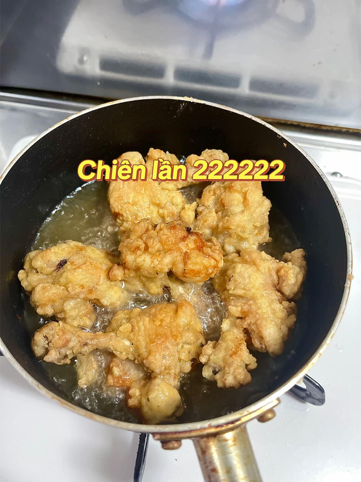 Gà Chiên Giòn Vàng Ruộm Kèm Rau Trộn Hấp Dẫn