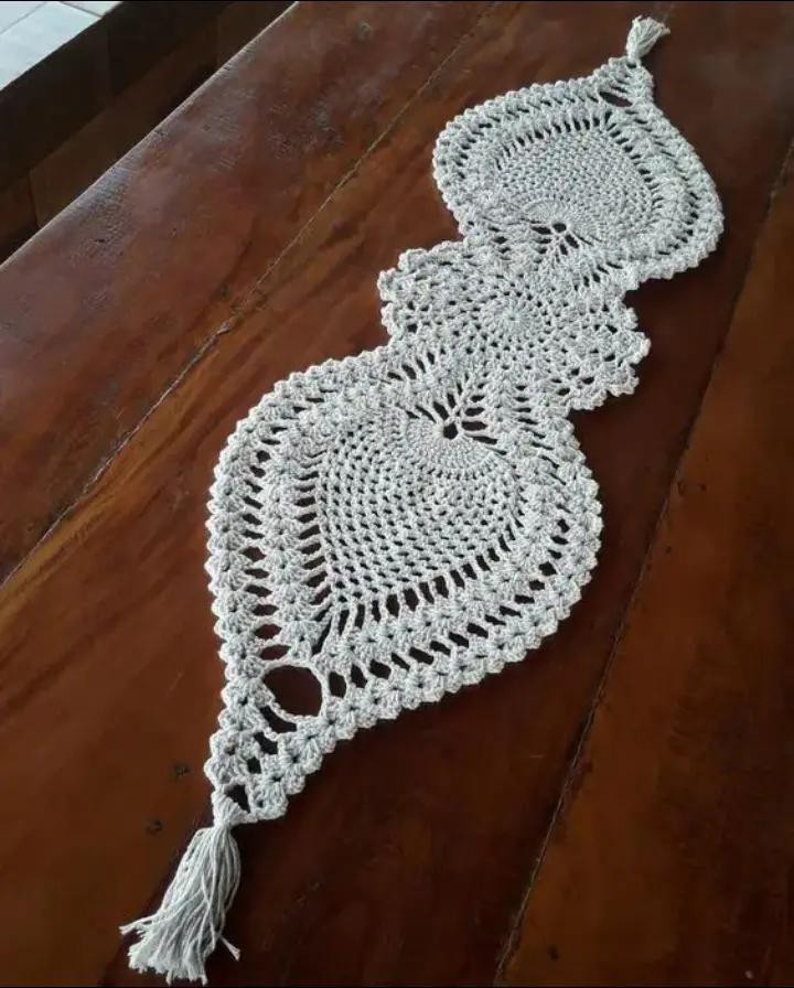 Hermoso camino de mesa de ganchillo en tonos rosas vibrantes