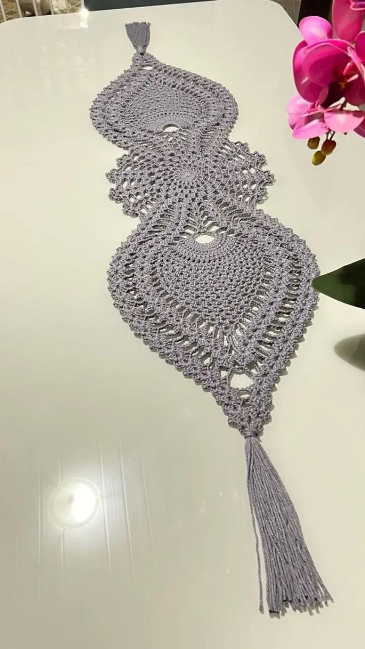 Hermoso camino de mesa de ganchillo en tonos rosas vibrantes