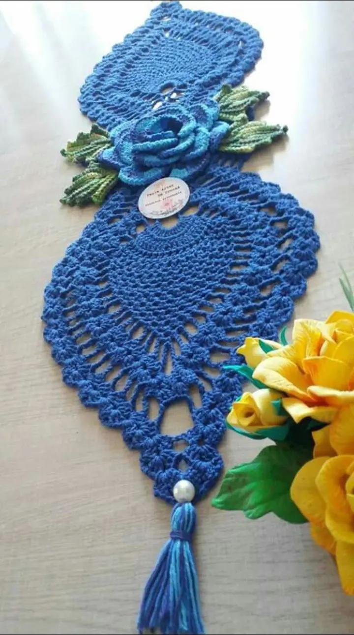 Hermoso camino de mesa de ganchillo en tonos rosas vibrantes