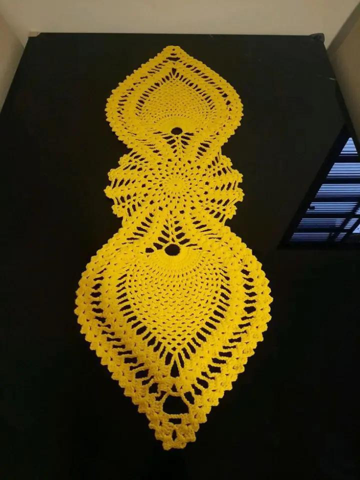 Hermoso camino de mesa de ganchillo en tonos rosas vibrantes