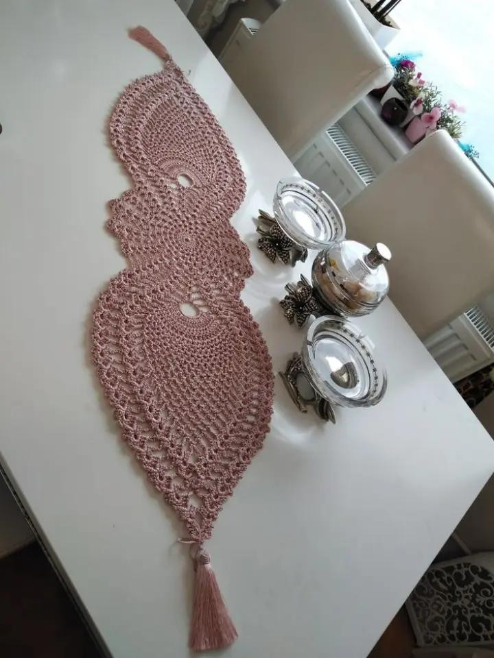 Hermoso camino de mesa de ganchillo en tonos rosas vibrantes