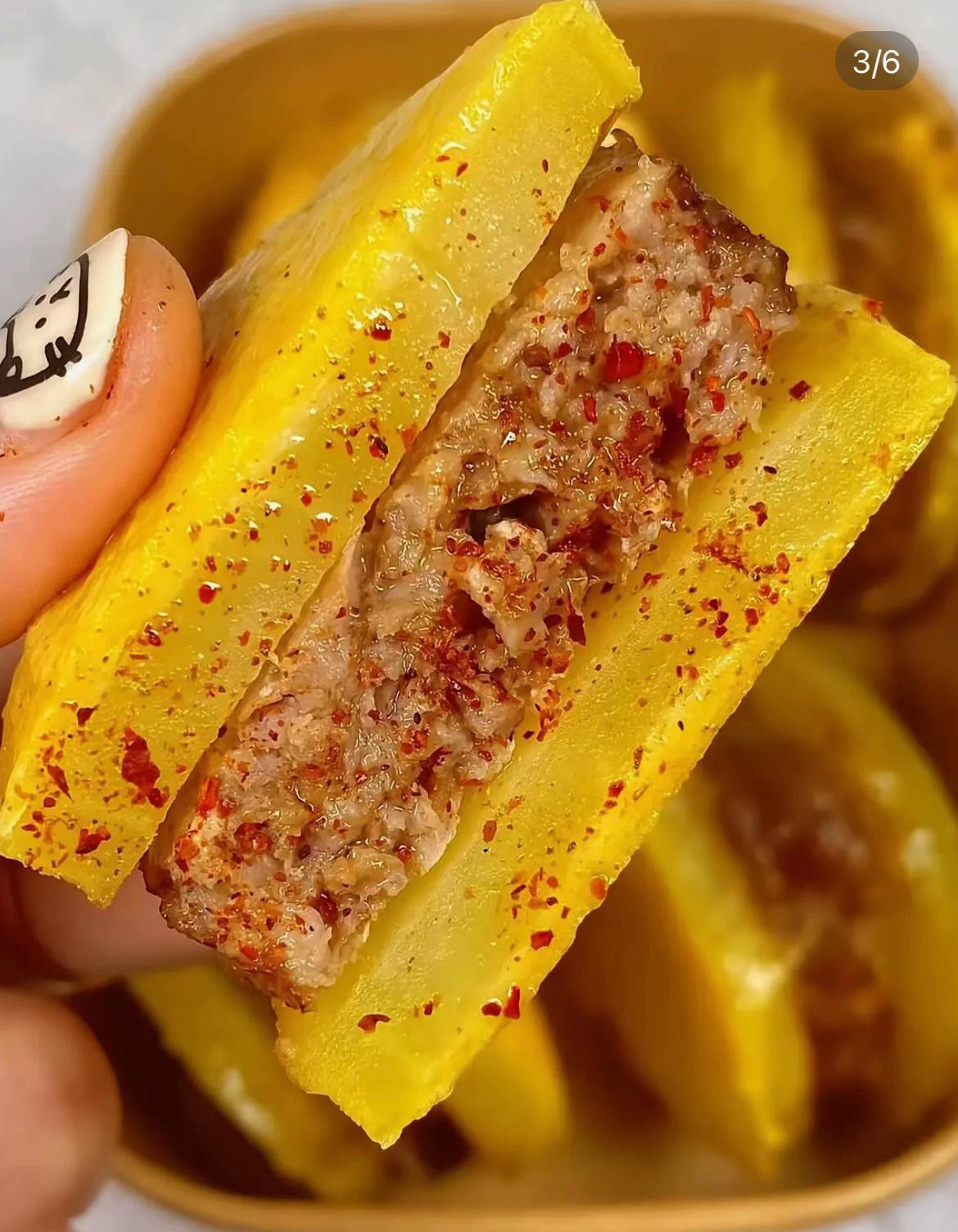 Khoai Tây Kẹp Thịt Chiên Giòn Đậm Đà Hương Vị