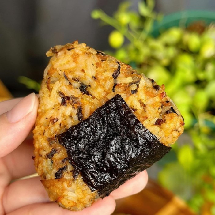 Không biết ai nghĩ ra cái món CƠM NẮM CÁ NGỪ SỐT MAYONNAISE mà bén quá !