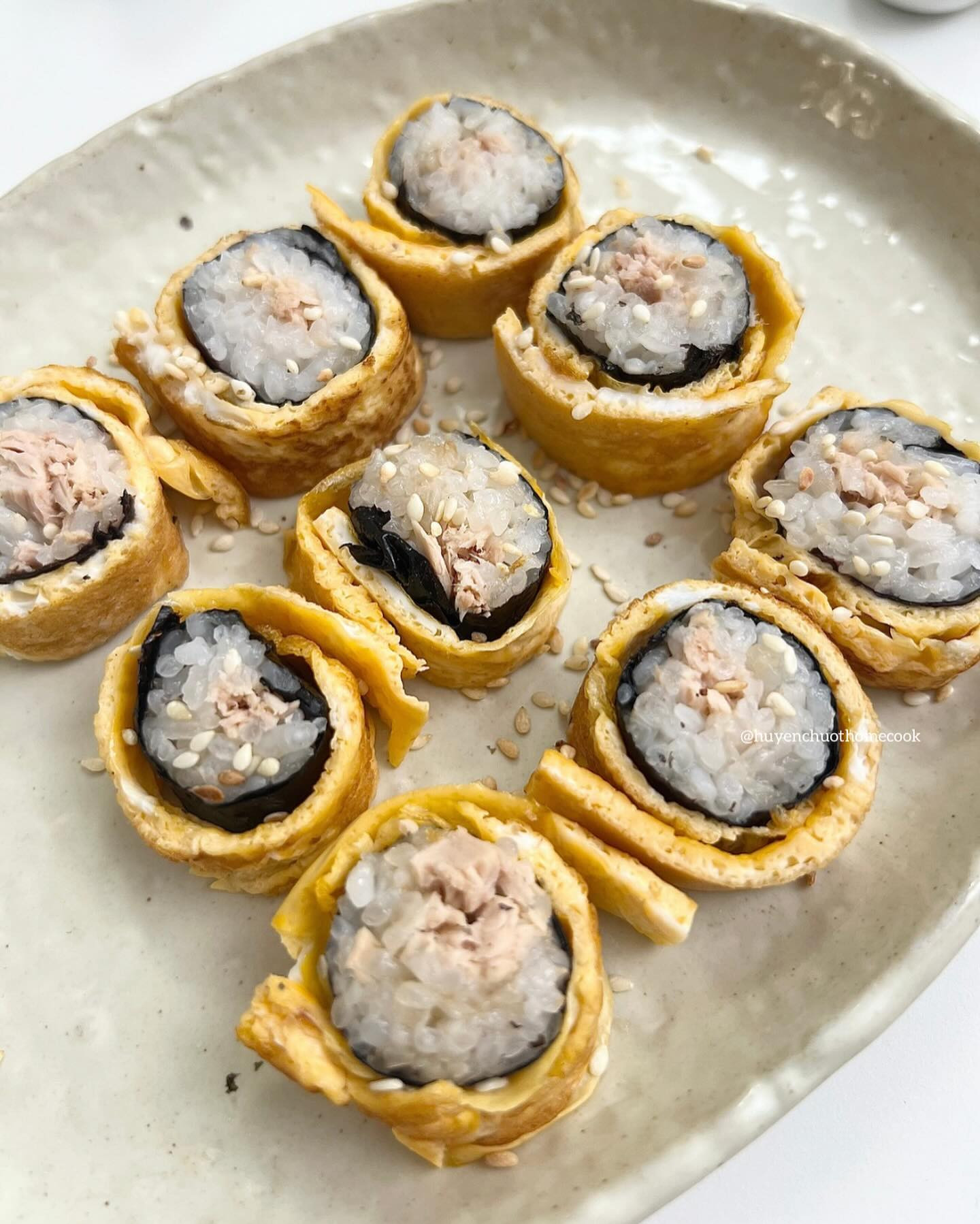 Kimbap Cá Ngừ Cuộn Trứng Chiên Hương Vị Đậm Đà