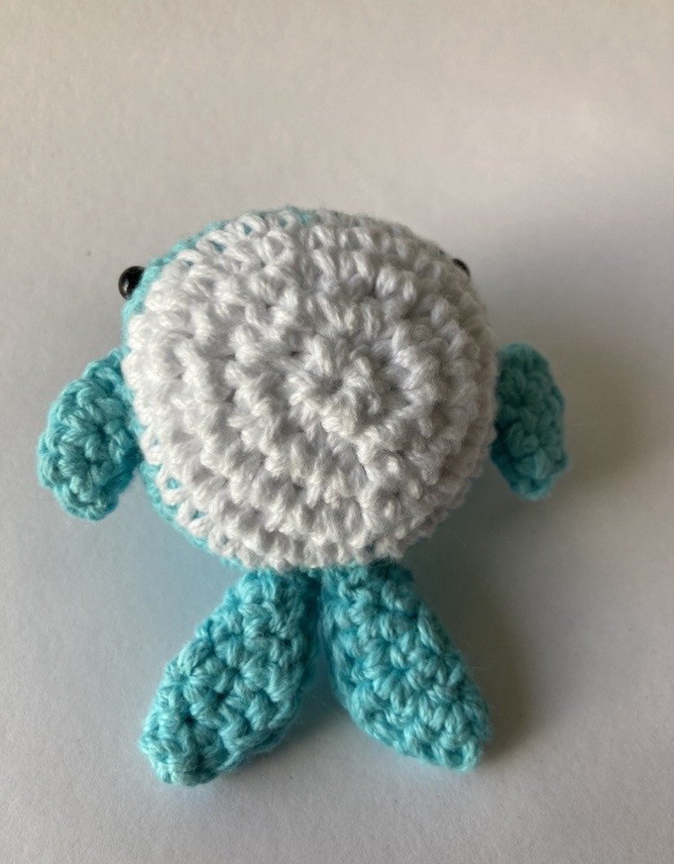 Llavero de ballena tejido a crochet en colores vibrantes