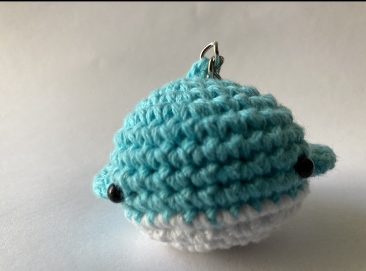 Llavero de ballena tejido a crochet en colores vibrantes