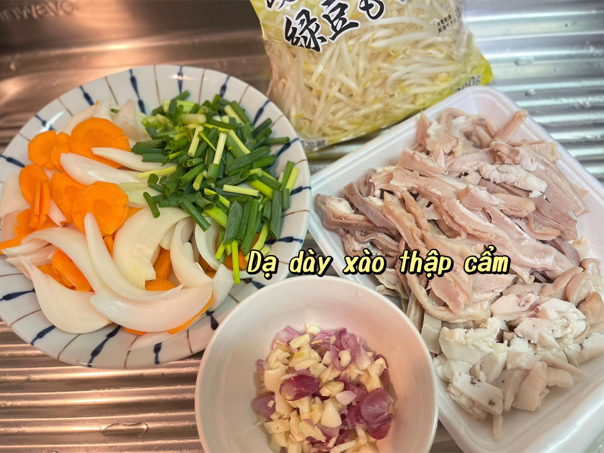 Mâm Cơm Gia Đình: Thịt Luộc, Mắm Tôm, Đậu Rán Phong Phú